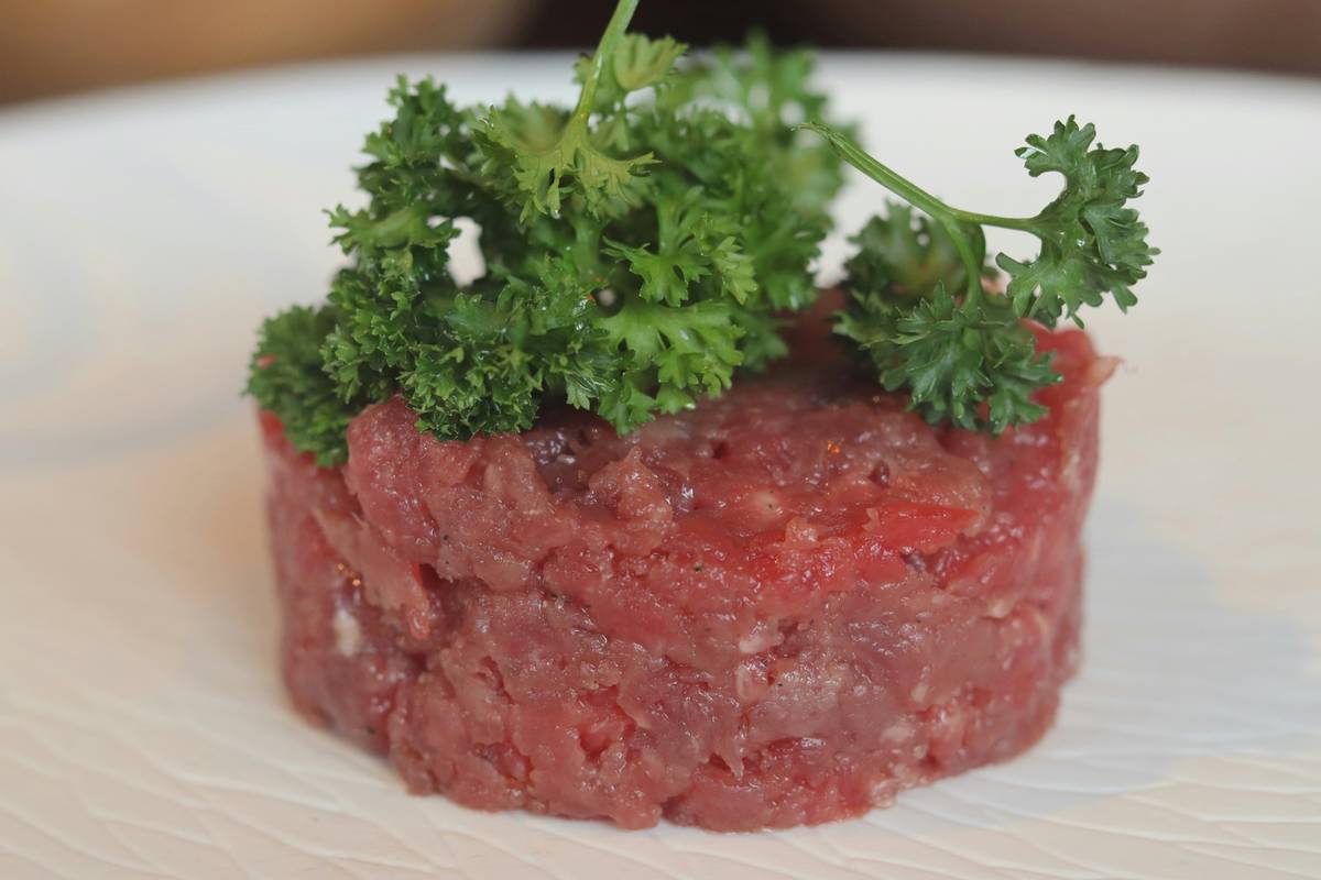 Diagram showing ideal raw frozen patty composition: 80% muscle meat, 10% bone, 5% liver, 5% other secreting organs