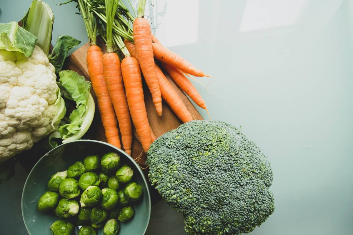 Bar chart comparing glyphosate residue levels in conventional vs. non-GMO pet food vegetables