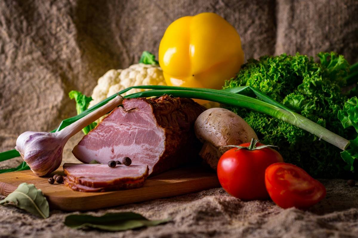 Infographic comparing nutrients in green tripe chunk vs. muscle meat: higher in probiotics, manganese, omega-3s, and digestive enzymes