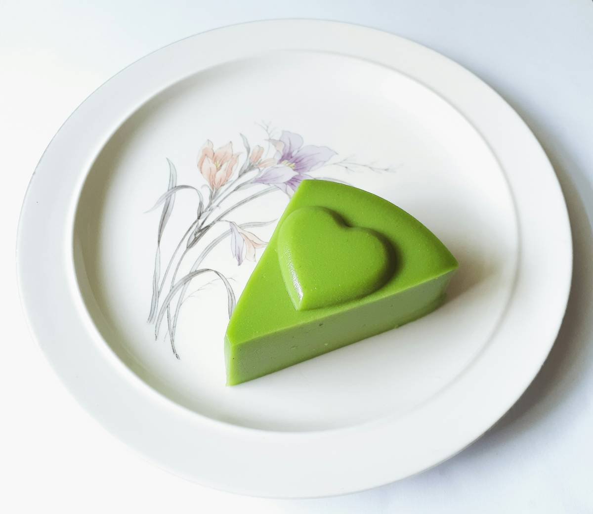 Infographic showing safe vs toxic ingredients in dog-friendly spinach veggie cake: green checkmarks for spinach, pumpkin, plain yogurt; red Xs for garlic, onion, xylitol, salt