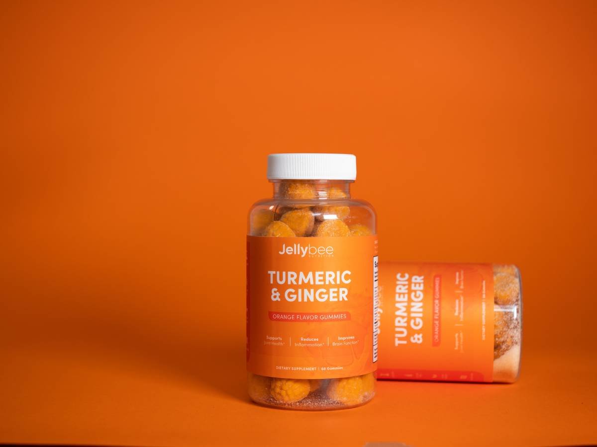 Infographic showing how curcumin and gingerols reduce inflammation pathways in dogs compared to NSAIDs